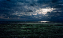 Thomas Wrede, Strandwiese bei Nacht (aus der Serie 'Real Landscapes'), 2009, &copy; Thomas Wrede, VG-Bildkunst, Bonn