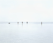 Thomas Wrede, Wattwanderer mit Hunden (aus der Serie 'Seascapes), 2002, &copy; Thomas Wrede, VG-Bildkunst, Bonn