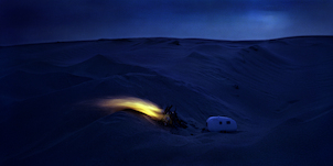 Thomas Wrede, Wohnwagen am Feuer (aus der Serie 'Real Landscapes'), 2005, &copy; Thomas Wrede, VG Bild-Kunst, Bonn